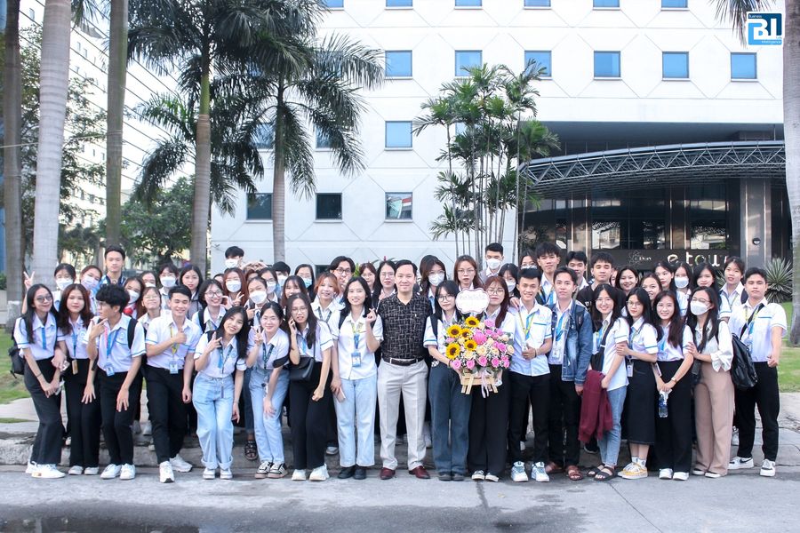 Hình ảnh tập thể sinh viên và Thầy Nguyễn Quang Hưng - Phó Giám đốc BI-LAB tại DXC Việt Nam